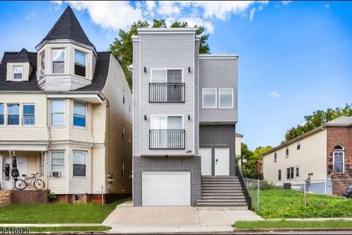 581 Bergen St, Newark, NJ, 07108-1966 | Card Image