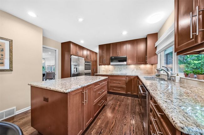 Custom Cabinetry with Granite Countertops | Image 15