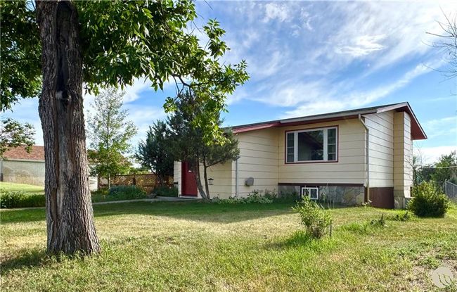 Front/Side of Home | Image 4