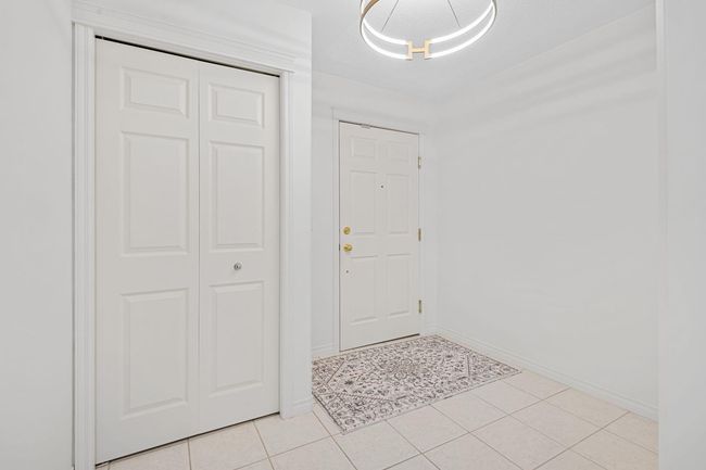 2205 - 7451 Springbank Blvd Sw, Condo with 2 bedrooms, 2 bathrooms and 1 parking in Calgary AB | Image 4