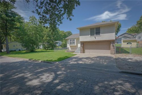 12 W 8th St, Higginsville, MO, 64037-9322 | Card Image