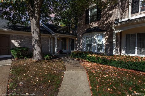 2667 Williamsburg Cir, Auburn Hills, MI, 48326-3546 | Card Image