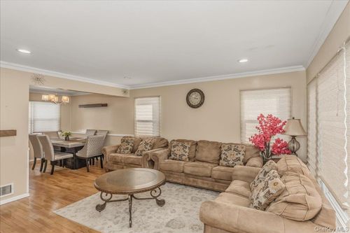 597 Seminole Rd, Franklin Square, NY, 11010-1820 | Card Image