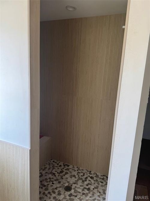 9504 Old Bonhomme Rd, Olivette, MO, 63132-3440 | Card Image