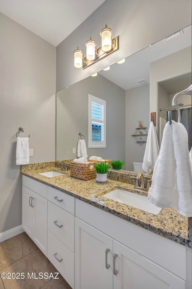 Hall Bathroom | Image 16