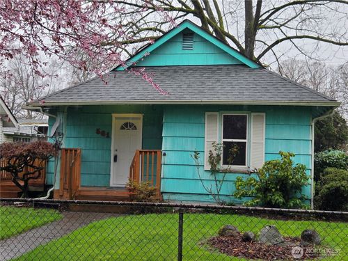 561 15th Ave, Longview, WA, 98632-1529 | Card Image