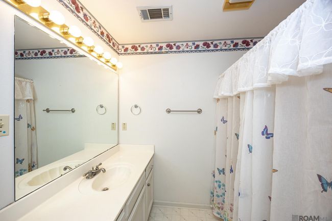 2014 E Catalpa St, House other with 3 bedrooms, 2 bathrooms and 2 parking in Gonzales LA | Image 13