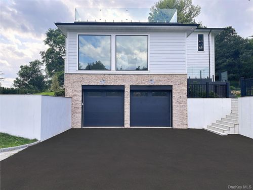 28 Rolling Hill Rd, Old Westbury, NY, 11568-1014 | Card Image