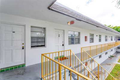 202 - 6211 Sw 37th St, Condo with 2 bedrooms, 1 bathrooms and null parking in Davie FL | Image 3