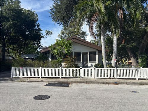 833 11th Ave N, St Petersburg, FL, 33701-1524 | Card Image