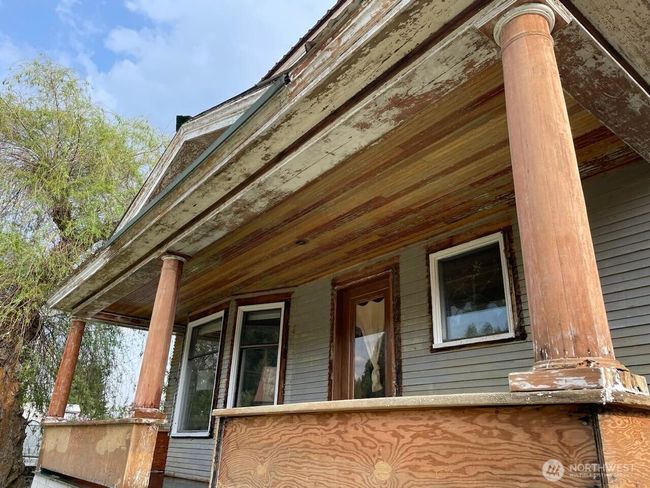 Restoration process: the front porch. | Image 37
