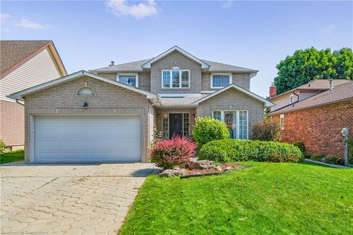 11 Sumner Cres, Grimsby, ON, L3M5E2 | Card Image