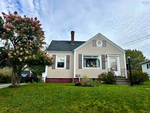 140 Roderick St, House with 3 bedrooms, 1 bathrooms and 1 parking in New Glasgow NS | Card Image