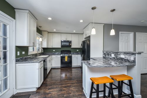 46-46 White Oak Cir, St. Charles, IL, 60174-4165 | Card Image