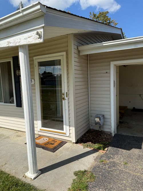 5215 Washtenaw St, Burton, MI, 48509-2031 | Card Image