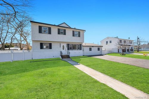 90 30th St, Copiague, NY, 11726-2615 | Card Image