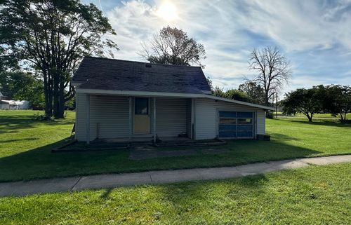 320 S Main St, Atwood, IL, 61913-7205 | Card Image
