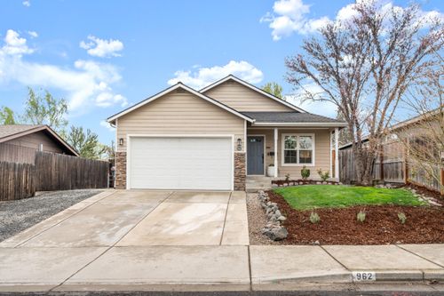 962 Crest Dr, Central Point, OR, 97502-2106 | Card Image