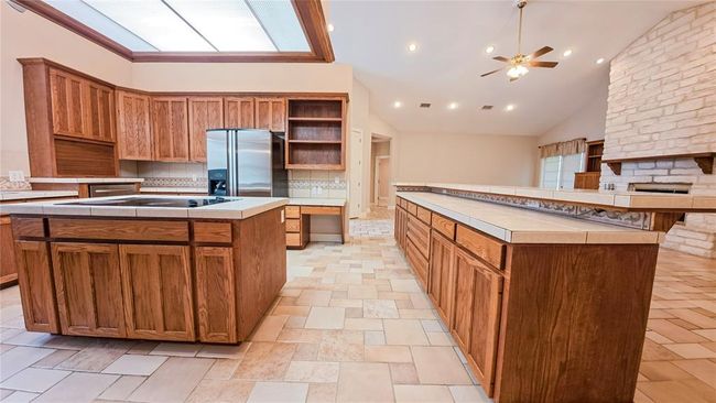 1212 W North St, House other with 3 bedrooms, 3 bathrooms and 2 parking in Louise TX | Image 4