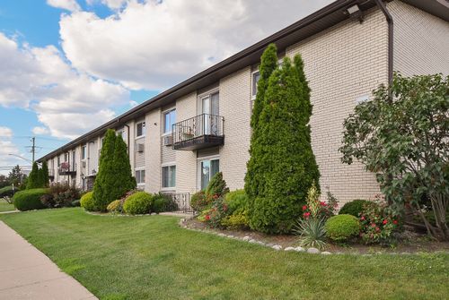 2c-8999 Kennedy Dr, Des Plaines, IL, 60016-5439 | Card Image