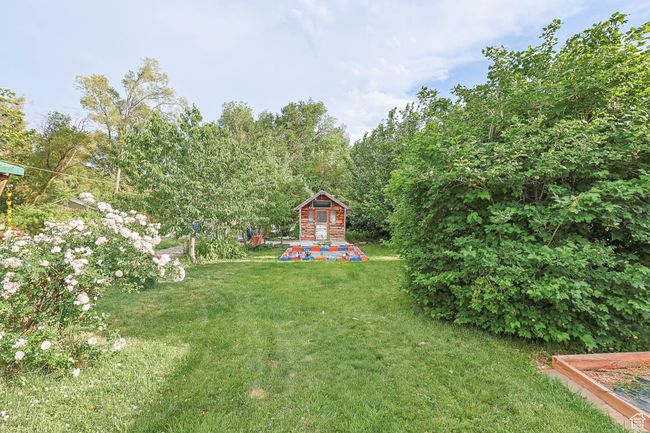 Mature Landscaping with Log Cabin | Image 20
