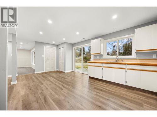 6348 Forest Hill Dr, Peachland, BC, V0H1X8 | Card Image