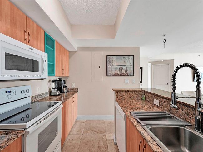 APT-806 - 17555 Atlantic Blvd, Condo with 2 bedrooms, 2 bathrooms and null parking in Sunny Isles Beach FL | Image 8