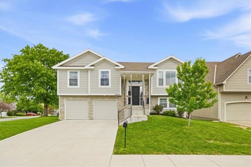 12634 Fountain Lake Cir, Grandview, MO, 64030-3196 | Card Image