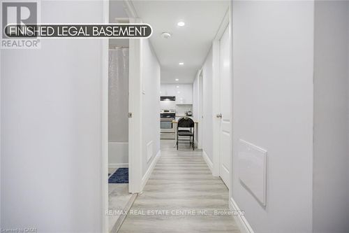 21 Sandsprings Cres, Kitchener, ON, N2E2C6 | Card Image