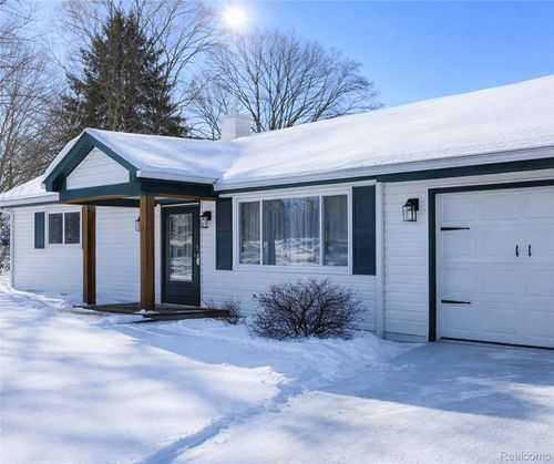 6101 Woodsdale Dr, Grand Blanc, MI, 48439-8527 | Card Image