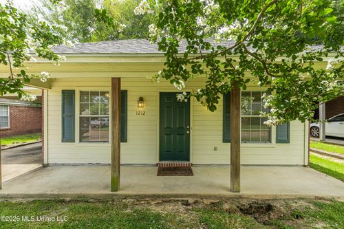 1212 Barnett Bend Cir, Brandon, MS, 39047-8716 | Card Image