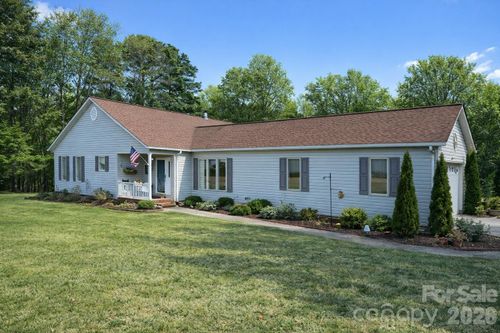 411 27th Avenue Cir Nw, Hickory, NC, 28601-9048 | Card Image