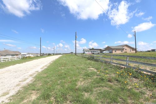 604 Lakeridge Ln, La Vernia, TX, 78121-5116 | Card Image