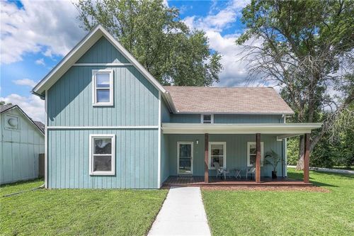 802 S 2nd St, Louisburg, KS, 66053-3581 | Card Image