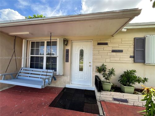 371 Sw 67th Ter, Pembroke Pines, FL, 33023-1273 | Card Image