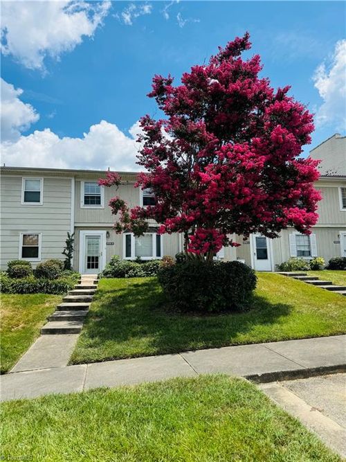 5725 Bramblegate Rd, Greensboro, NC, 27409-3005 | Card Image