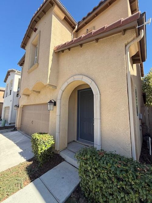 6303 E Creek View Ln, Fresno, CA, 93727-0922 | Card Image