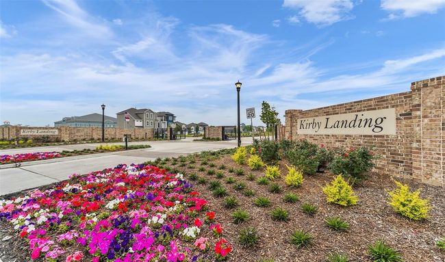 Come home to the conveniently located gated community of Kirby Landing in Houston. | Image 19