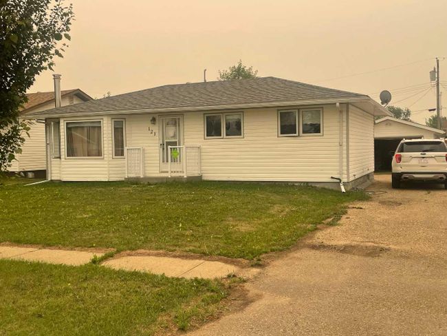 121 2 Avenue, Home with 1 bedrooms, 2 bathrooms and 4 parking in Falher AB | Image 1