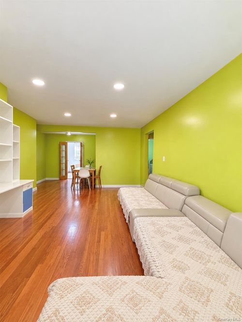 b-6711 152nd St, Flushing, NY, 11367-1429 | Card Image