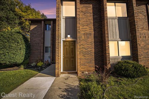 33855 Pondview Cir, Livonia, MI, 48152-1473 | Card Image