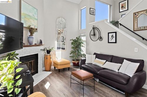 9-3687 Maple Ave, Oakland, CA, 94602-3300 | Card Image