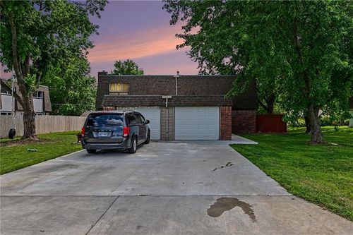 3729 Brush Creek Dr, Lawrence, KS, 66047-3805 | Card Image