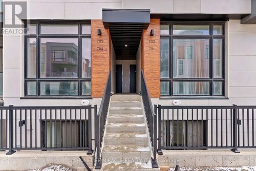th704-5 Steckley House Lane, Richmond Hill, ON, L4S0N2 | Card Image
