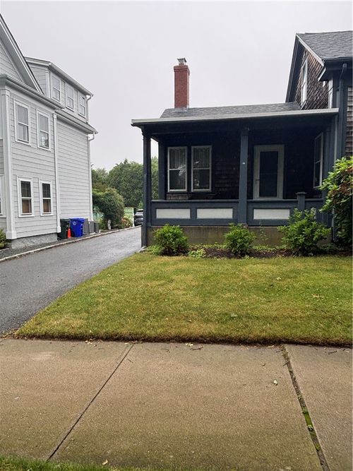 17 Constitution St, Bristol, RI, 02809-1826 | Card Image