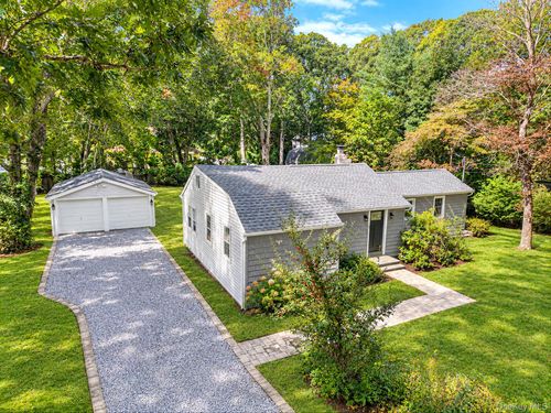 4 Oak Ln, Coram, NY, 11727-3148 | Card Image