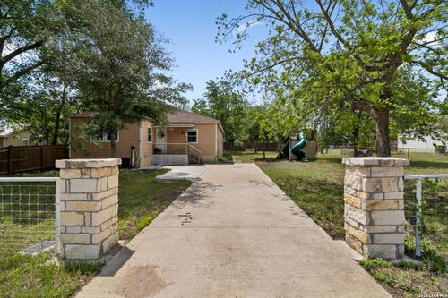 810 Lamar St, Luling, TX, 78648-1918 | Card Image