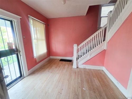 3869 Burns St, Detroit, MI, 48214-1272 | Card Image