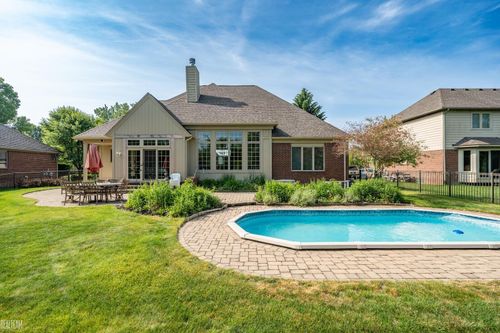 14329 Barton Dr, Washington Township, MI, 48094-3231 | Card Image