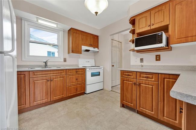 204 Nomad Crt, House other with 4 bedrooms, 2 bathrooms and 4 parking in Kitchener ON | Image 9